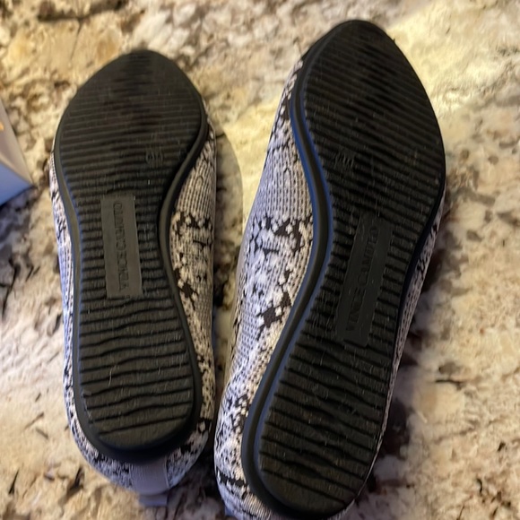 New in box Vince Camuto Snake Print washable knit flat Femillie - Picture 4 of 6